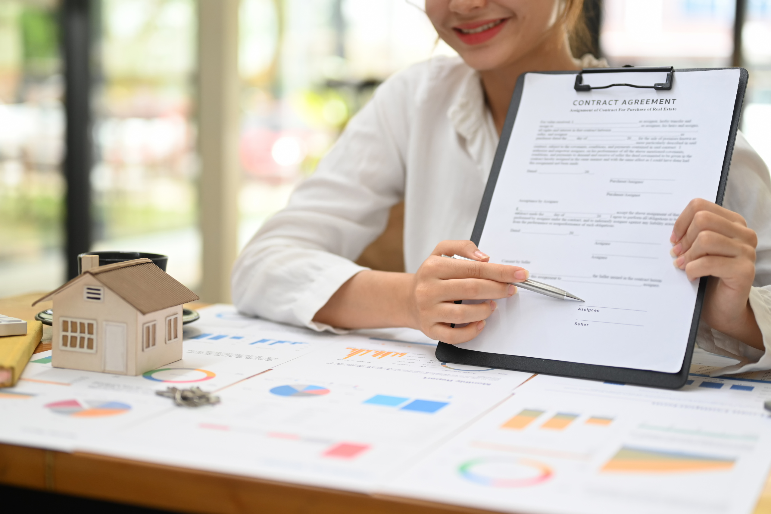 Title examiner reviewing a standardized search report on screen, with a commitment template open alongside it